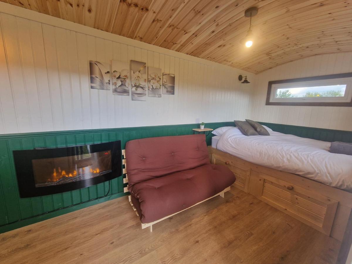 Cwtch Glamping Shepherds Huts أبرجافني المظهر الخارجي الصورة