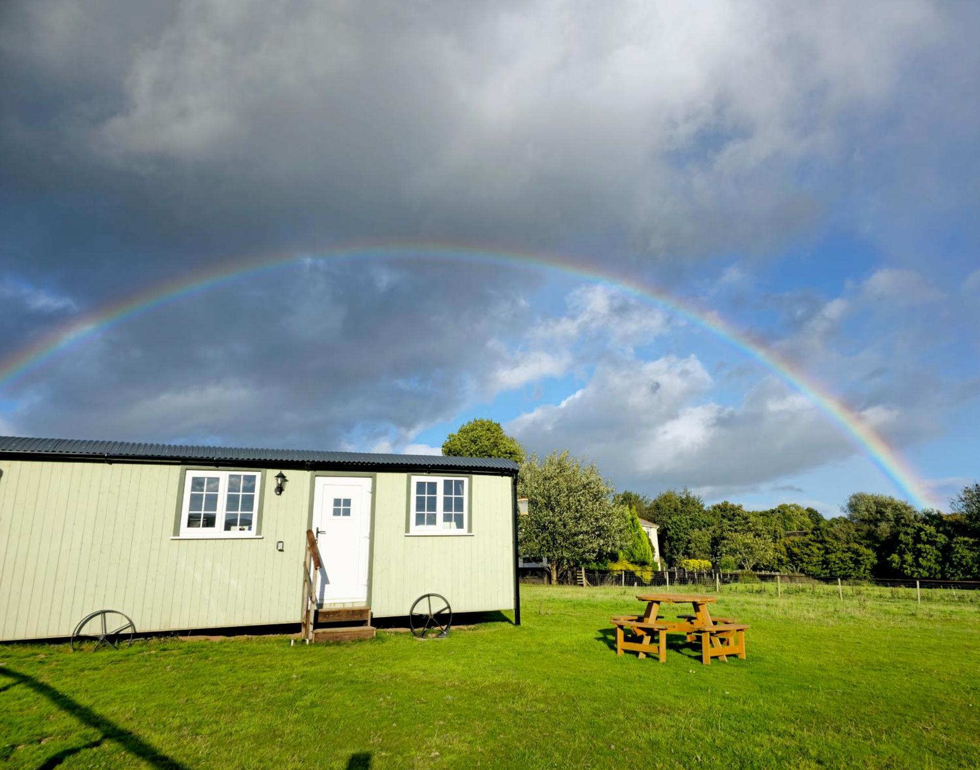 Cwtch Glamping Shepherds Huts أبرجافني المظهر الخارجي الصورة