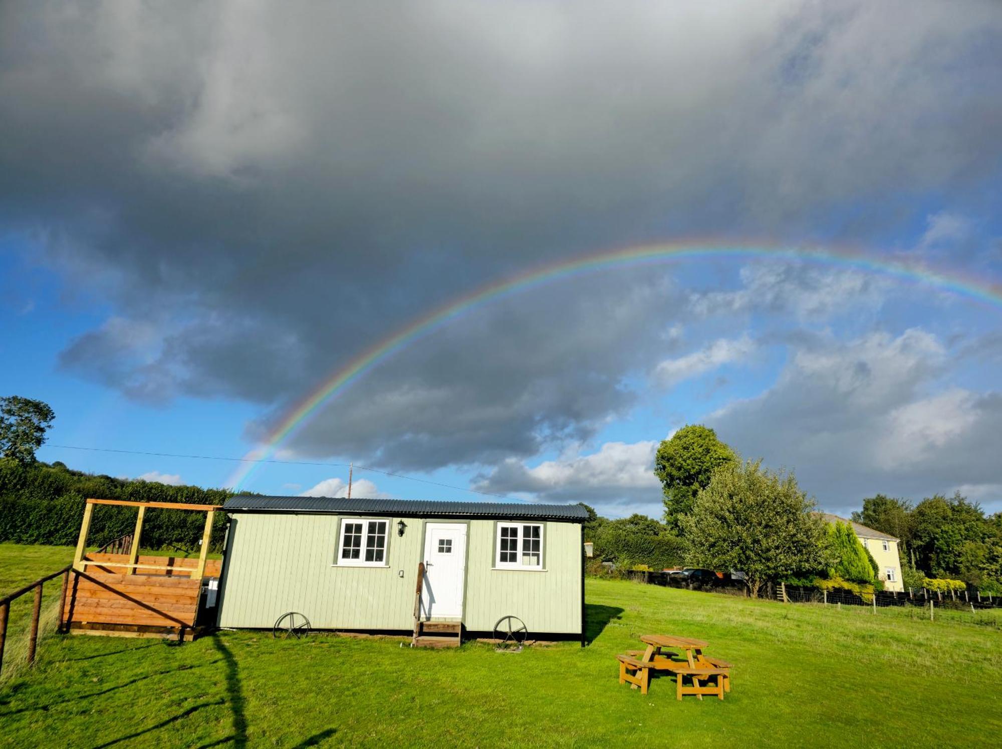 Cwtch Glamping Shepherds Huts أبرجافني المظهر الخارجي الصورة